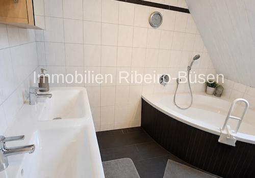 Das Badezimmer im Dachgeschoss