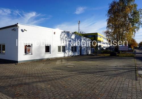 zahlreiche Parkplätze vor dem Gebäude