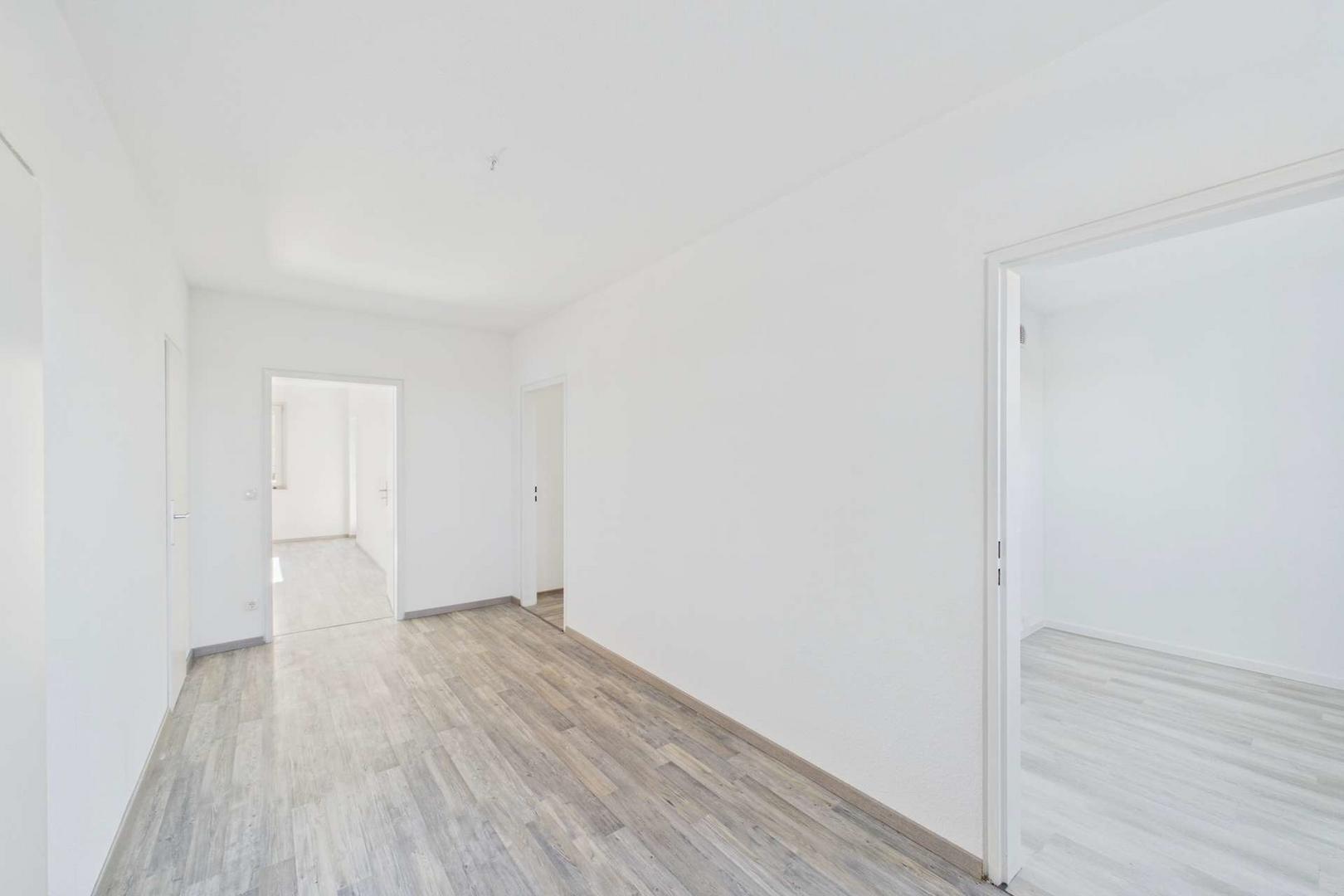 Eingangsbereich mit Blick in die Küche rechts und zum Eingang Wohnzimmer