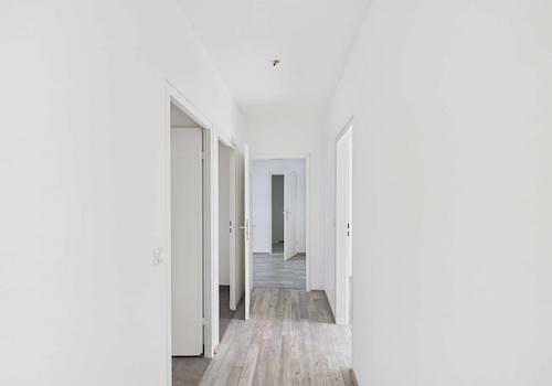 Dieser Flur verbindet die Schlafräume mit Bad und WC - geradeaus Zugang zur Eingangsdiele
