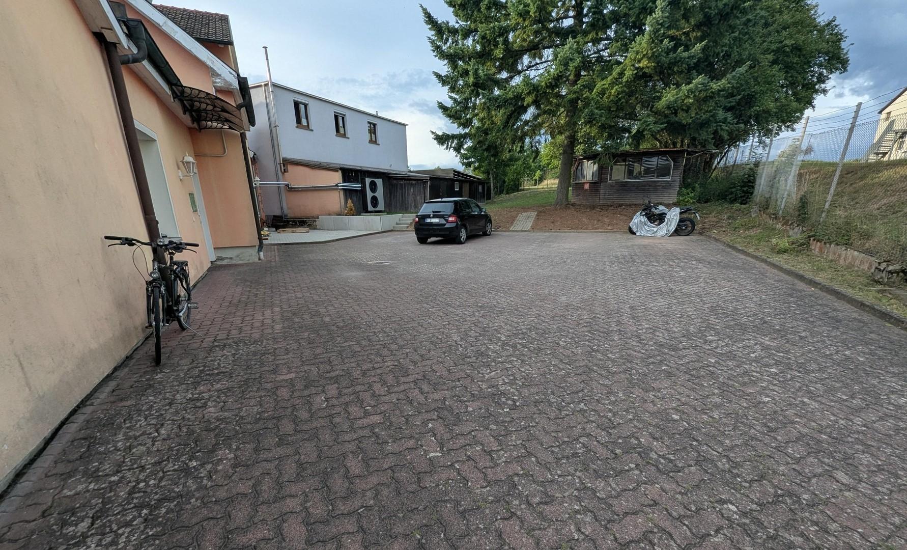 Hof mit Stellplätzen