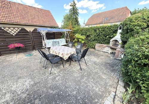 Terrasse mit gemauertem Grill 