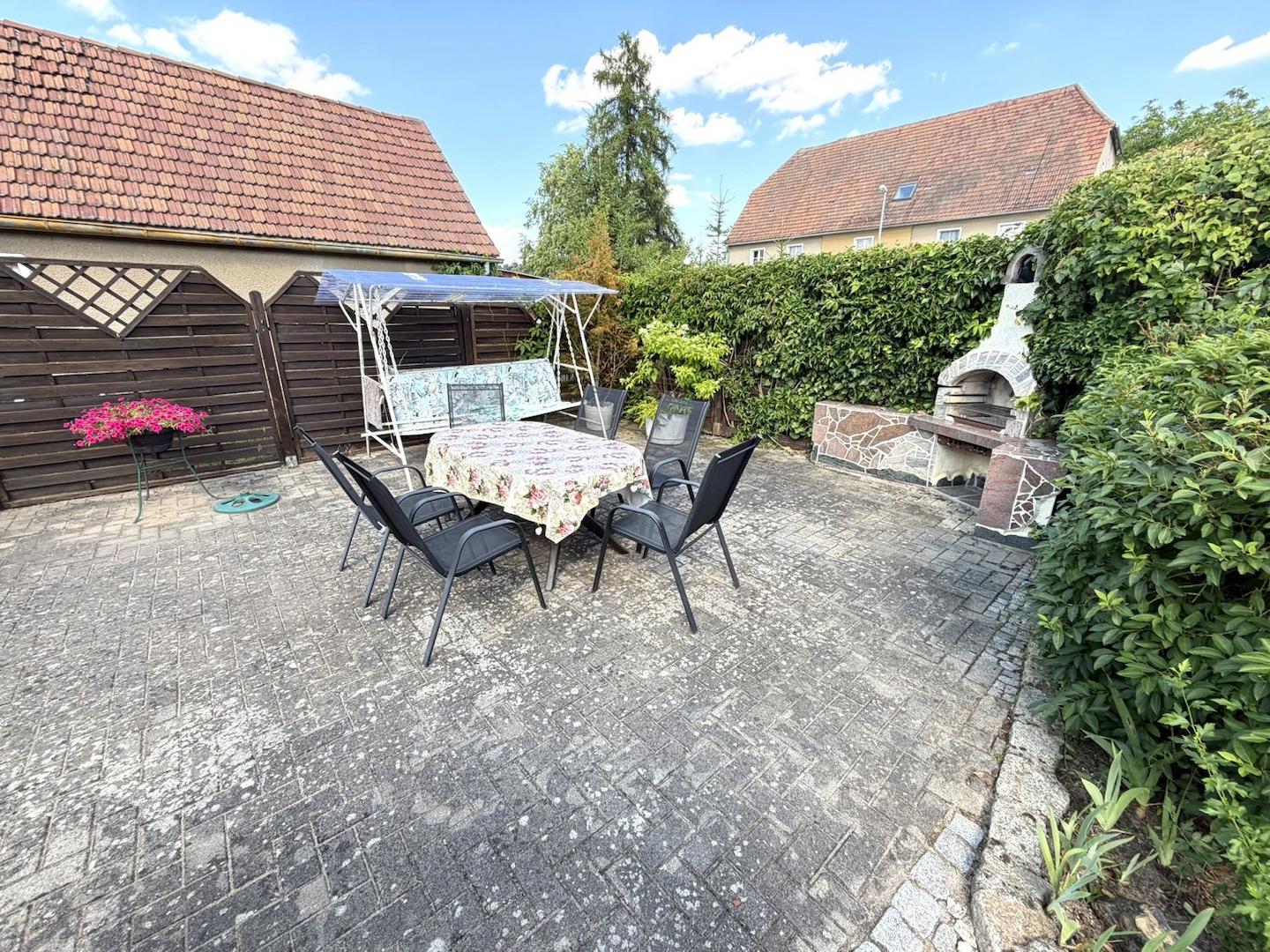 Terrasse mit gemauertem Grill 