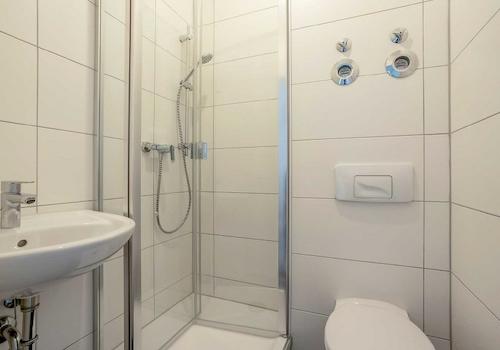 Badezimmer mit Dusche