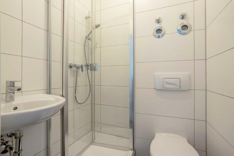 Badezimmer mit Dusche