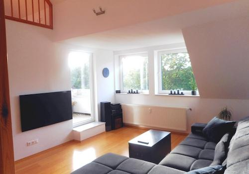 Wohnzimmer, Blick zur Loggia