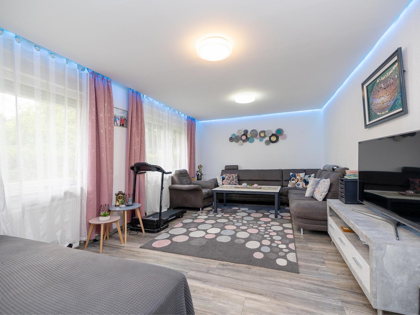 Helles Wohnzimmer mit moderner Lichtgestaltung