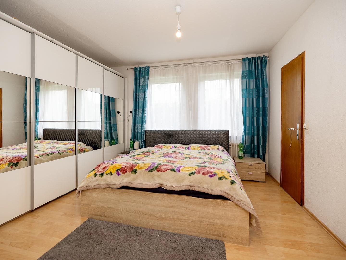 Geräumiges Schlafzimmer mit Platz für einen großem Kleiderschrank