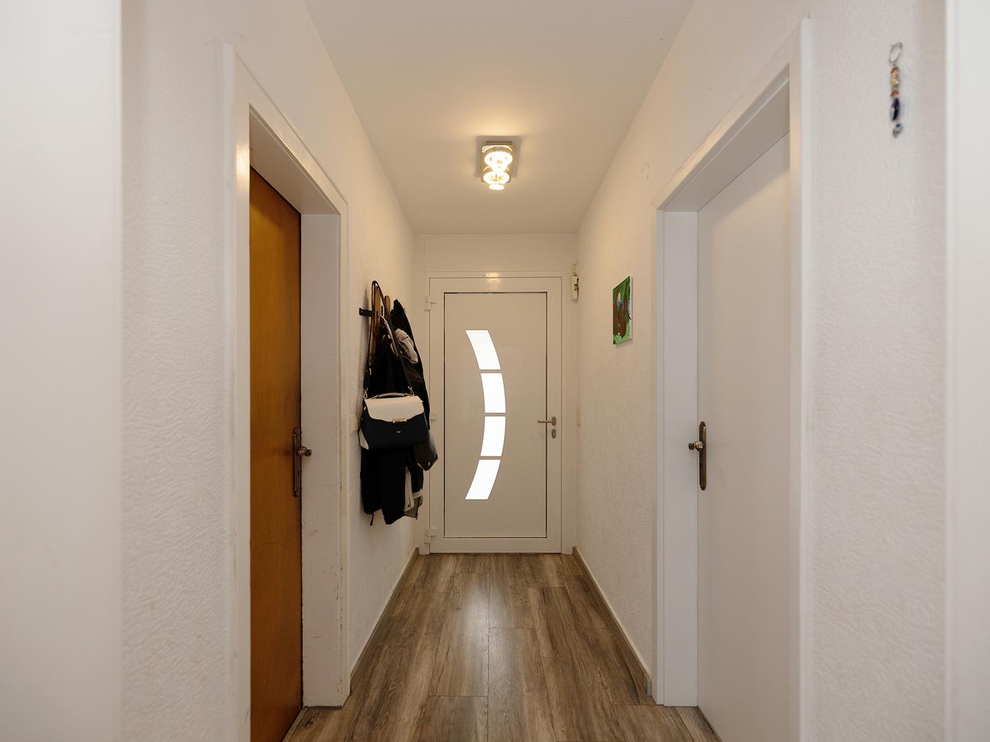 Eingangsbereich mit modernisierter Haustür zur Erdgeschosswohnung