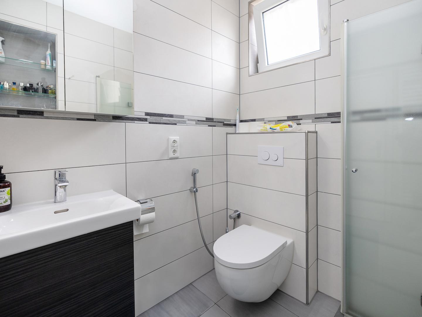 Modernisiertes Badezimmer mit zeitgemäßer Ausstattung