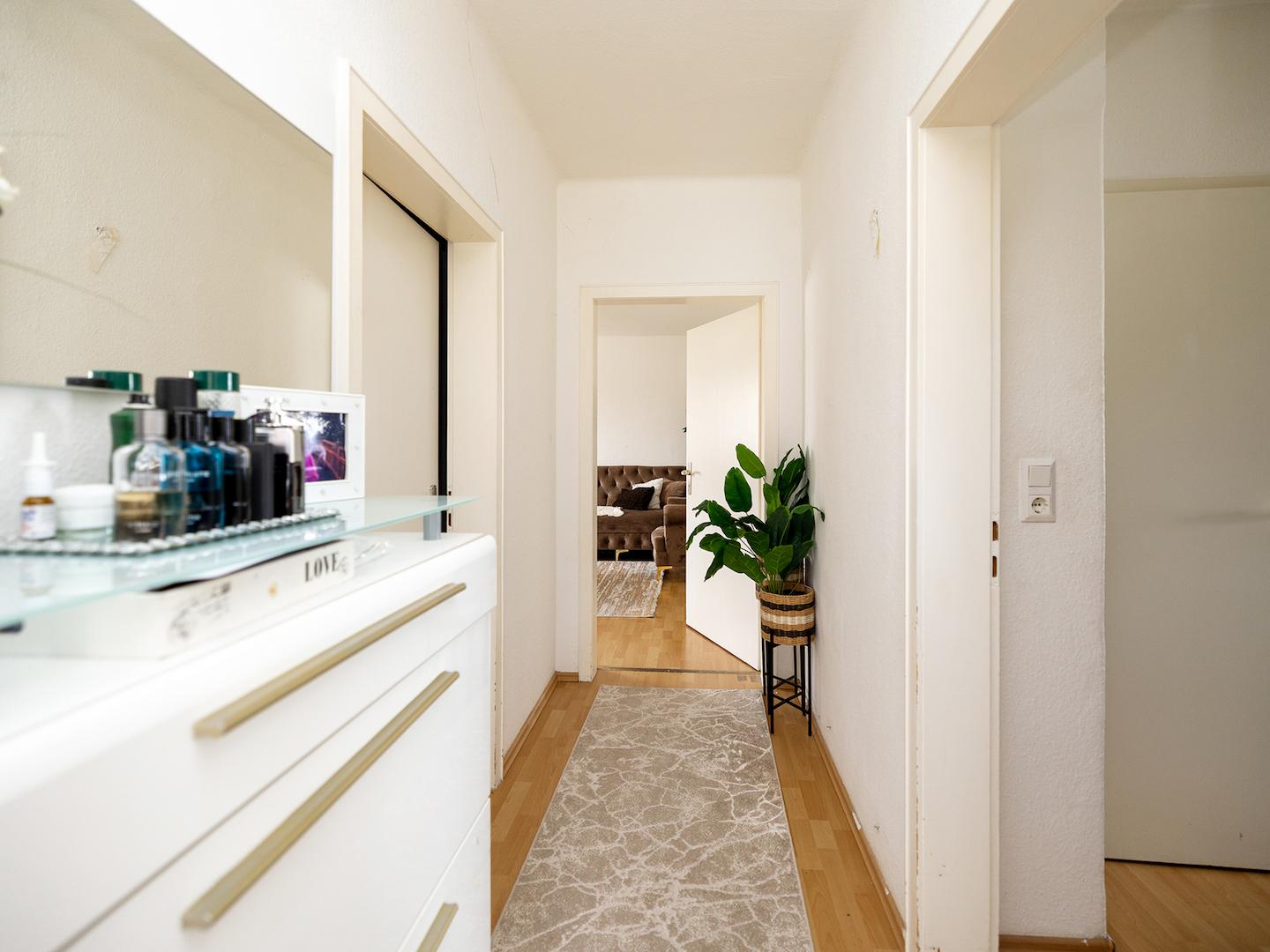 Zentraler Flur der abgeschlossenen Obergeschosswohnung