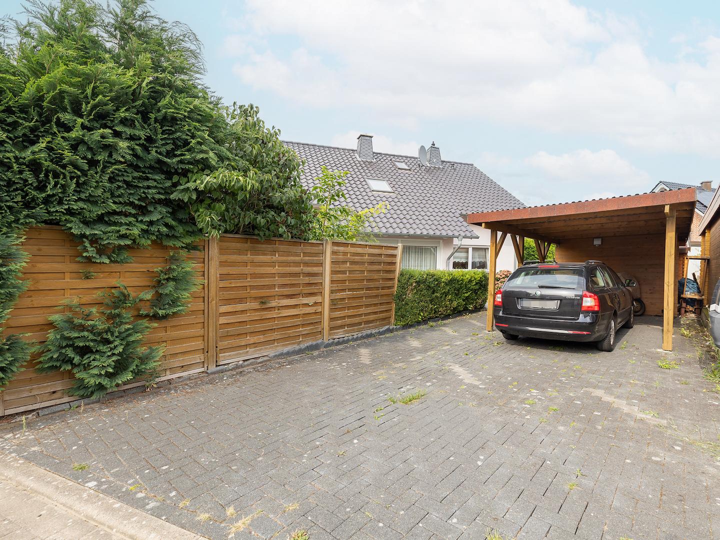 Einfahrt Carport