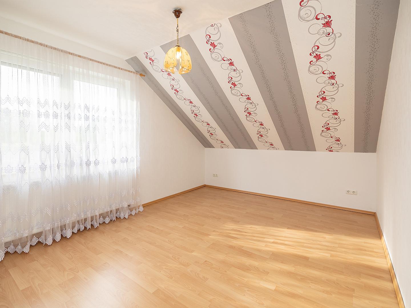 Schlafzimmer (DG)