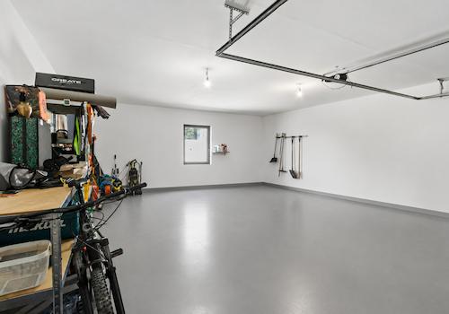 Garage (mit KI geräumt)