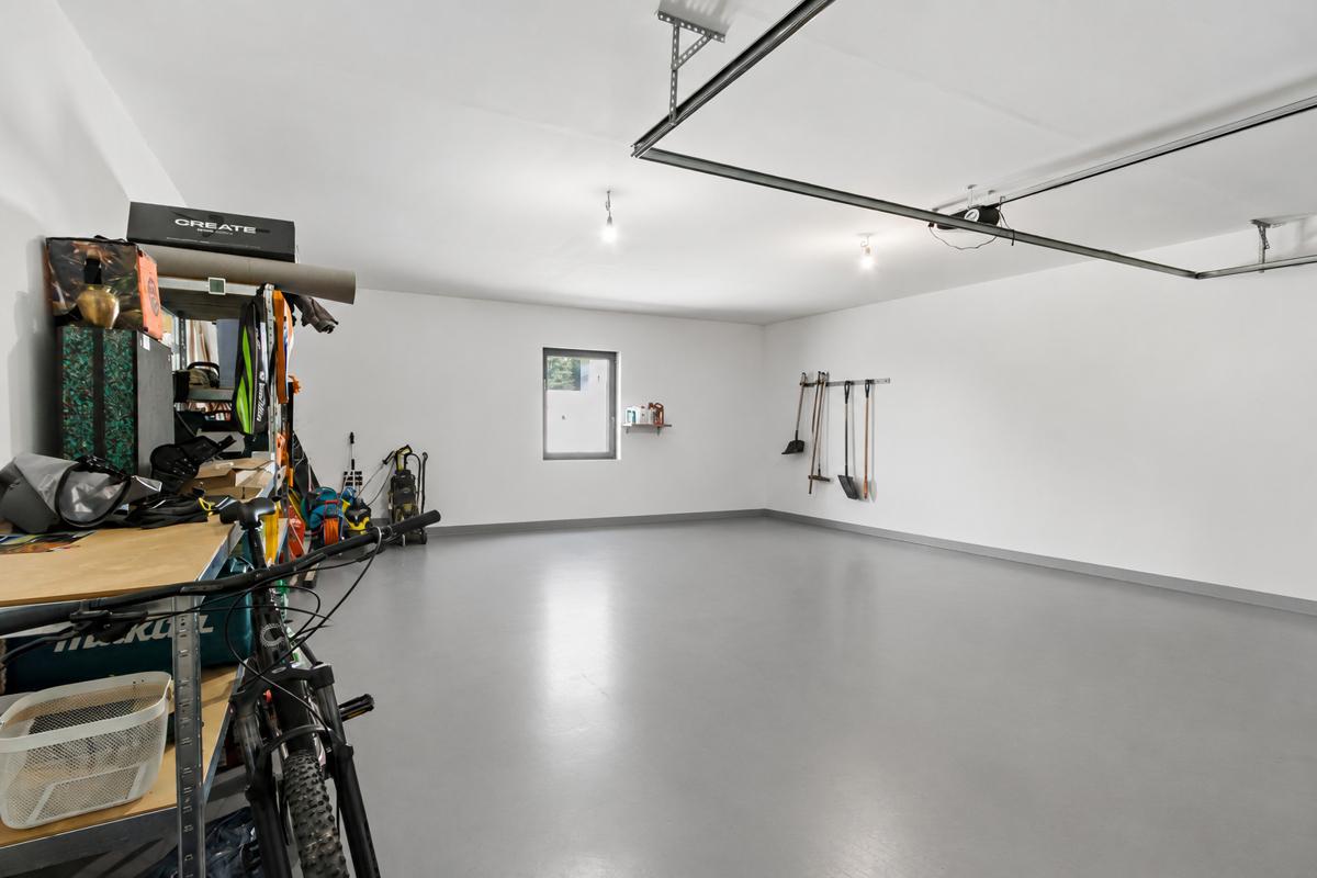 Garage (mit KI geräumt)