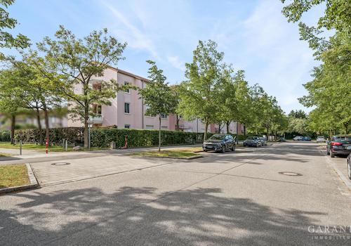 ruhige Straße, viele Parkplätze
