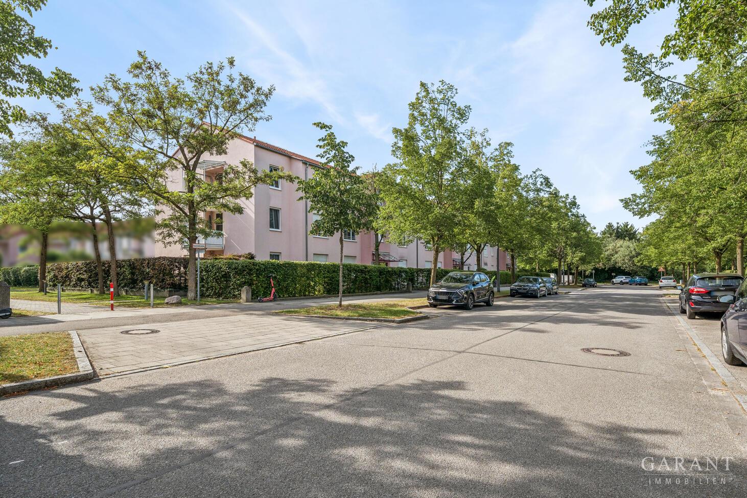 ruhige Straße, viele Parkplätze