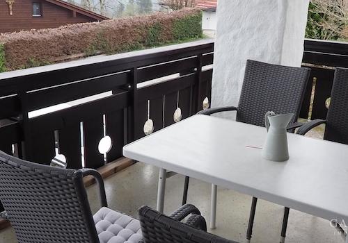 großer sonniger Balkon