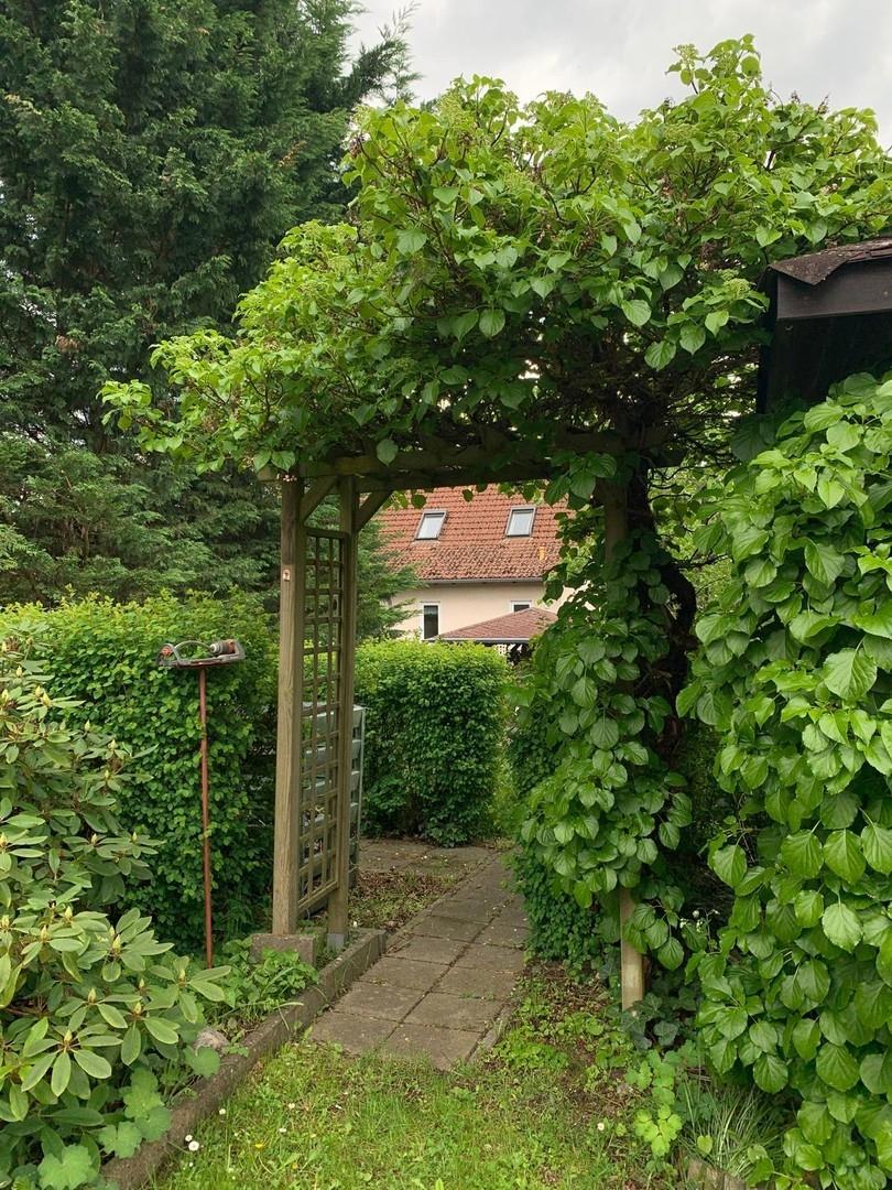 Durchgang zum unteren Garten
