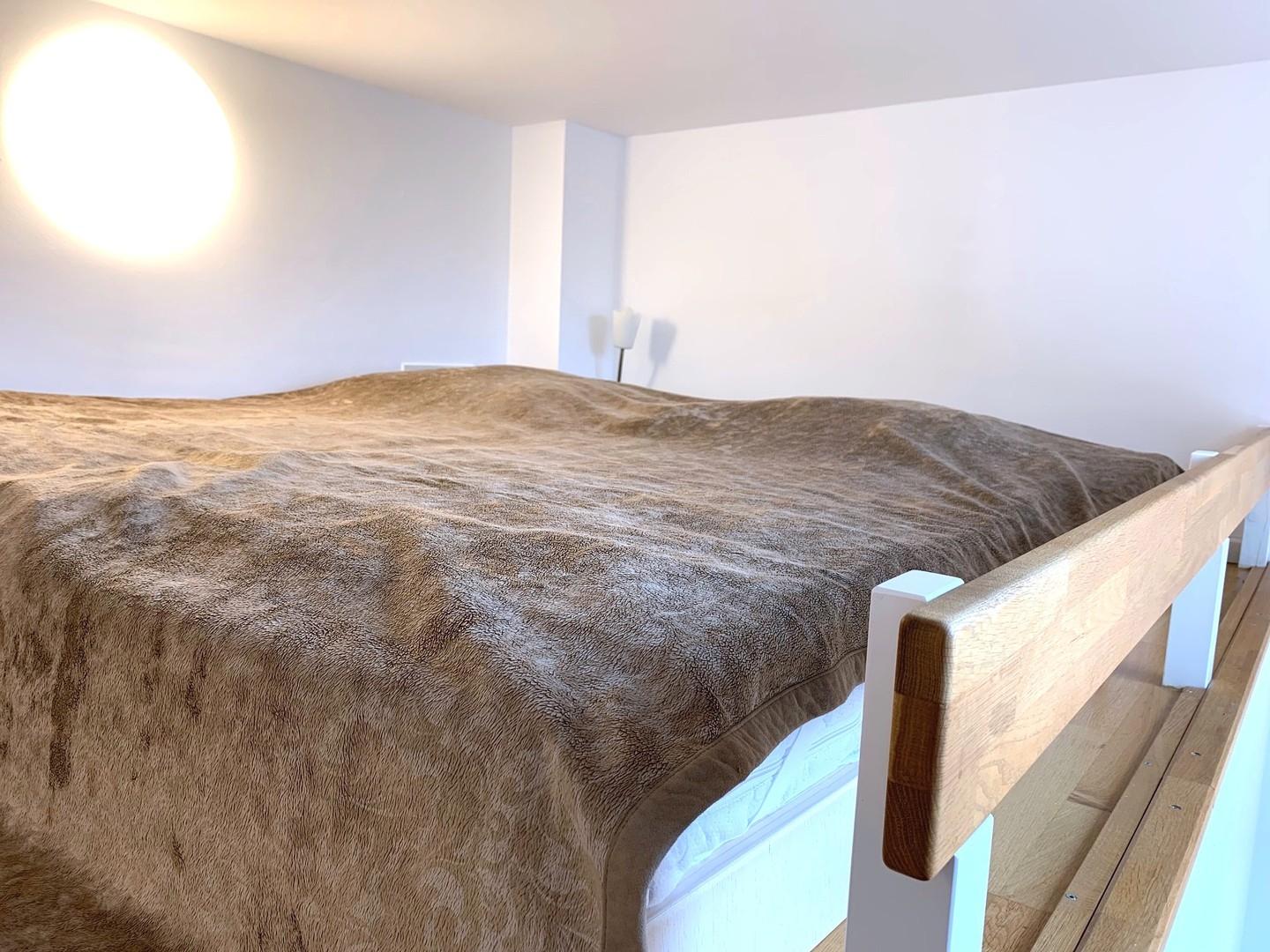 Bett auf der Galerie