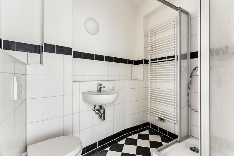Modernes Bad mit Dusche