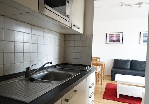 Küche mit moderner Einbauküche