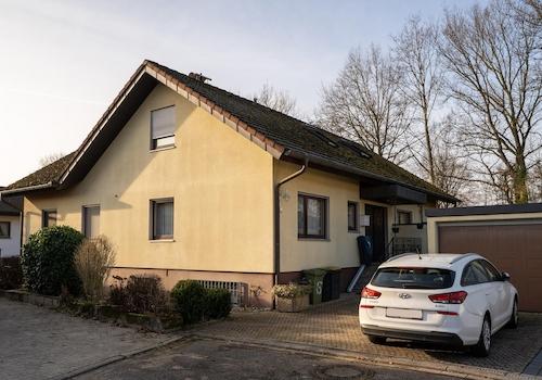 Außenansicht mit Garage