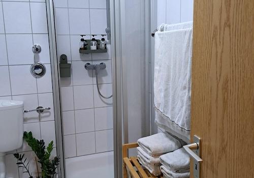 Dusche mit Spritzschutz