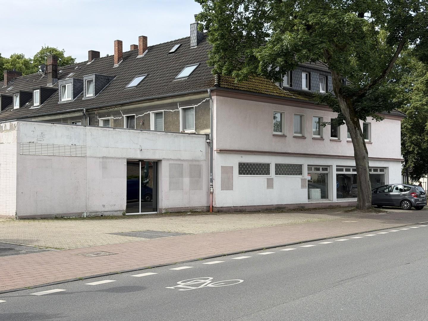 Aussenansicht mit Parkplätzen