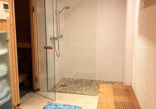 Saunaraum mit Dusche