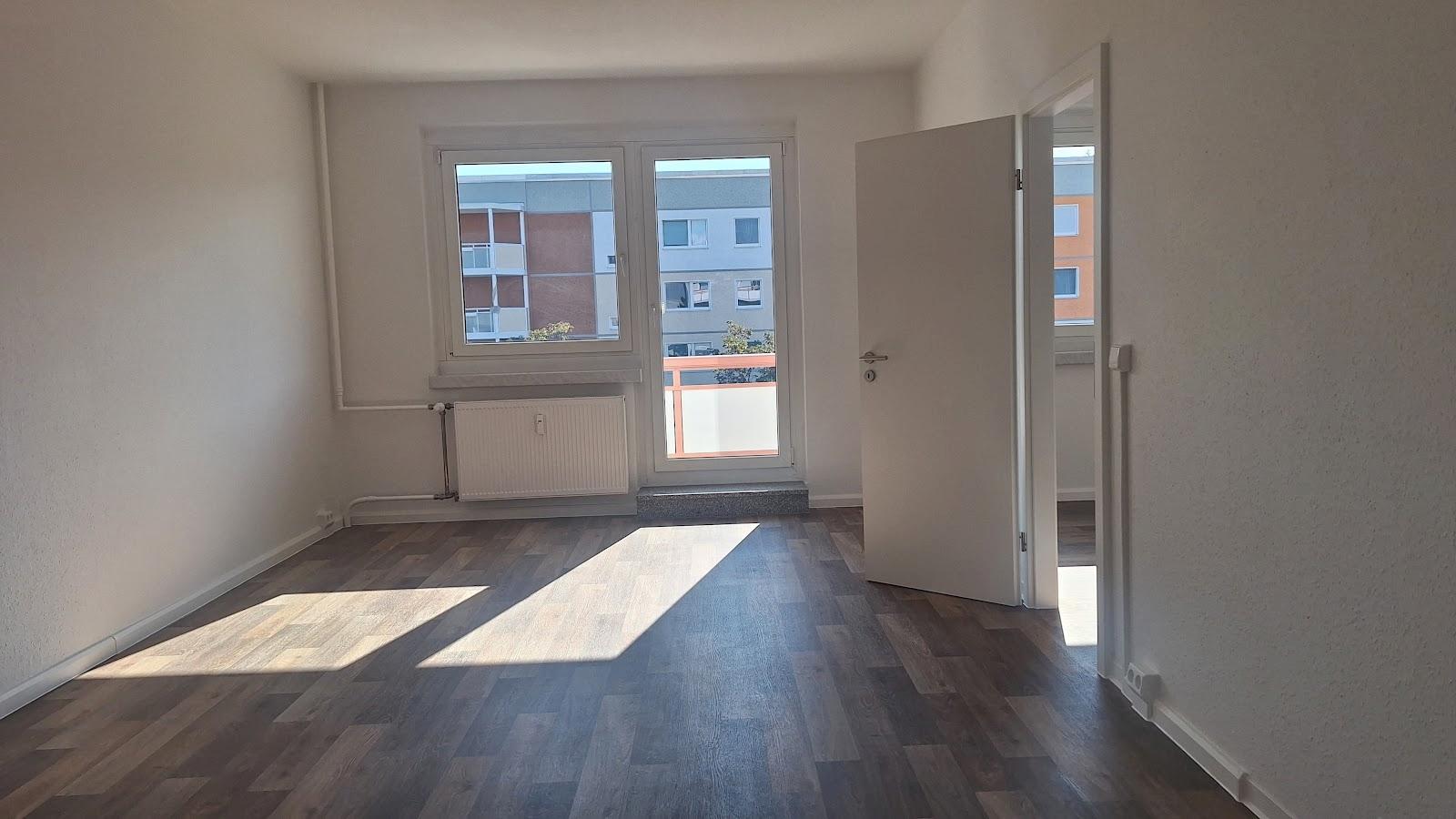 Wohnzimmer mit Zugang zum Balkon