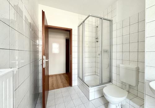 Badezimmer mit Dusche