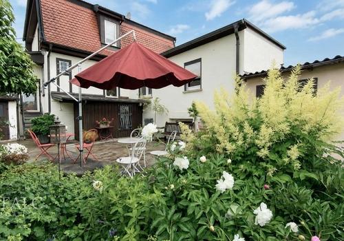 Garten mit Blick auf Haus und Anbau 