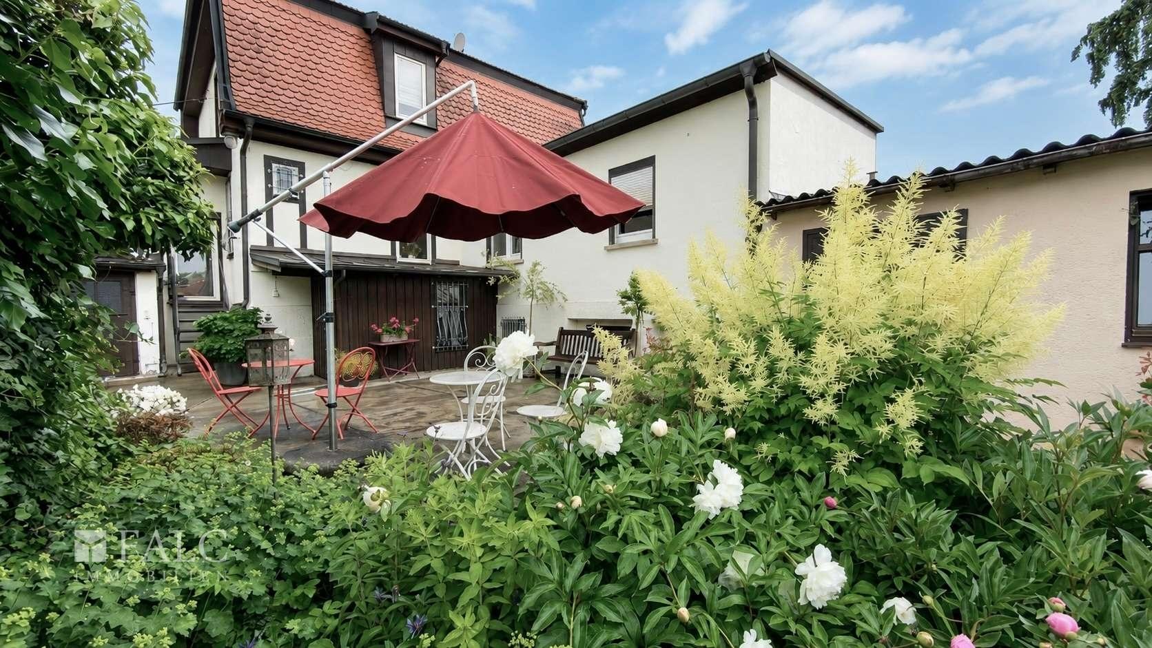 Garten mit Blick auf Haus und Anbau 