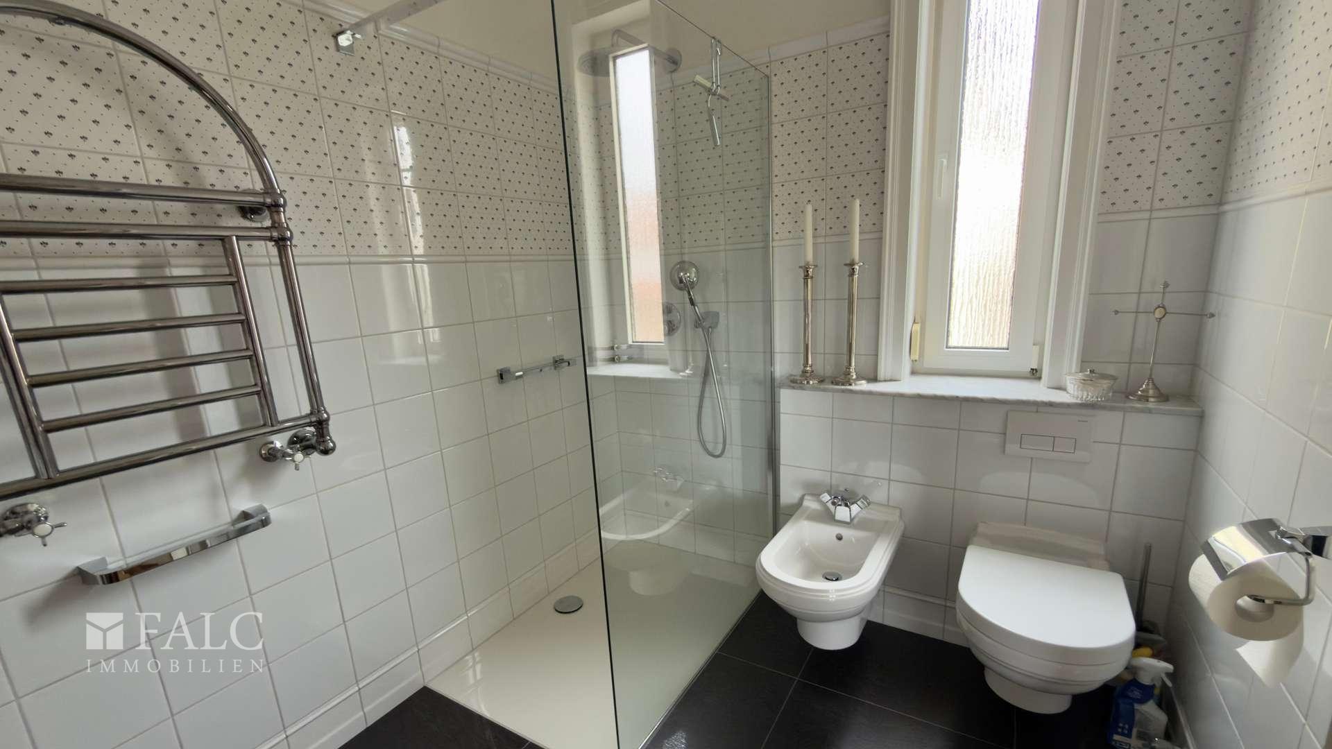 Badezimmer im EG mit Dusche 