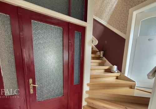 Eingang und Treppe zum OG 