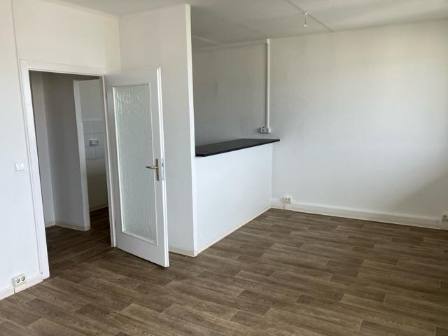 Wohnzimmer mit offener Küche