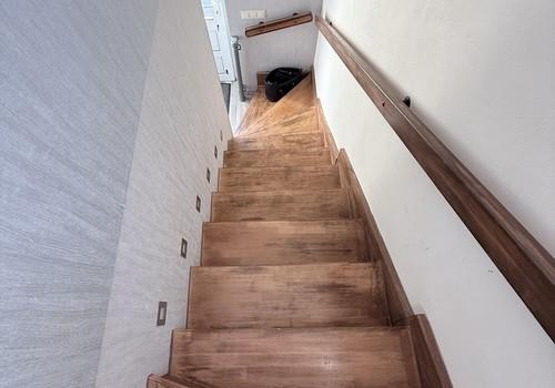 Treppe mit Holzhandlauf