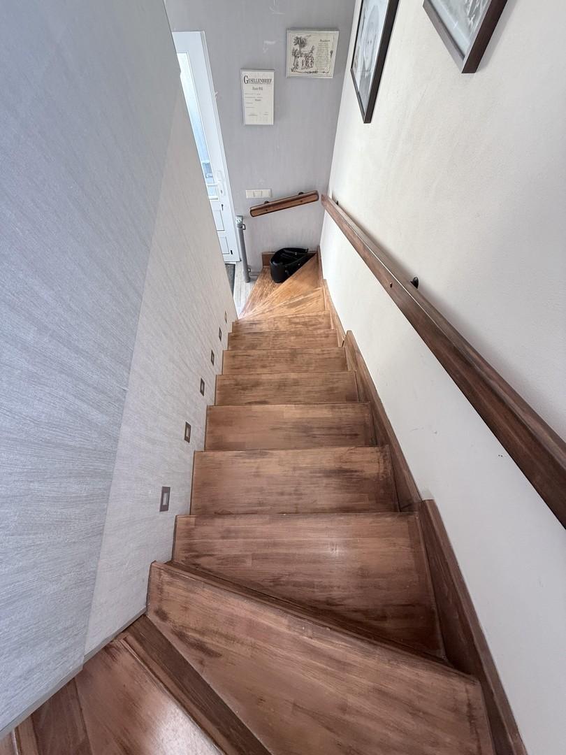 Treppe mit Holzhandlauf