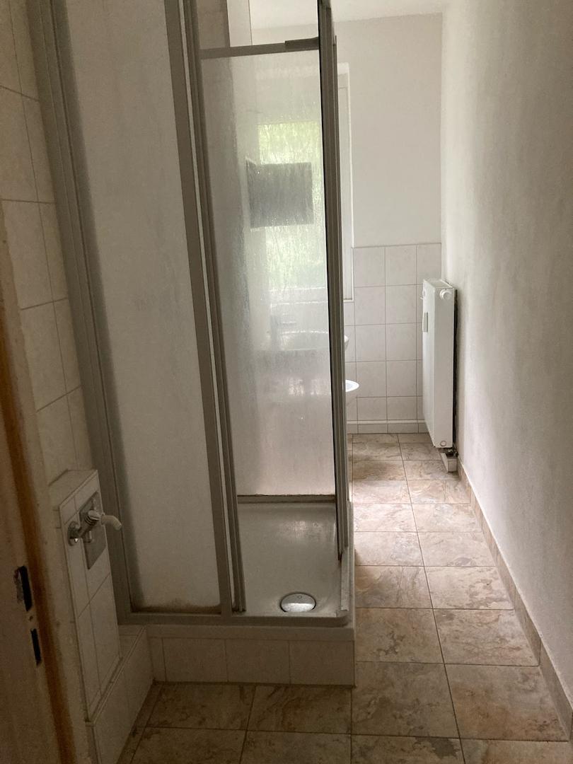 Bad mit Dusche und Fenster