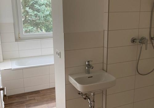 Beispiel Bad mit Dusche und Wanne