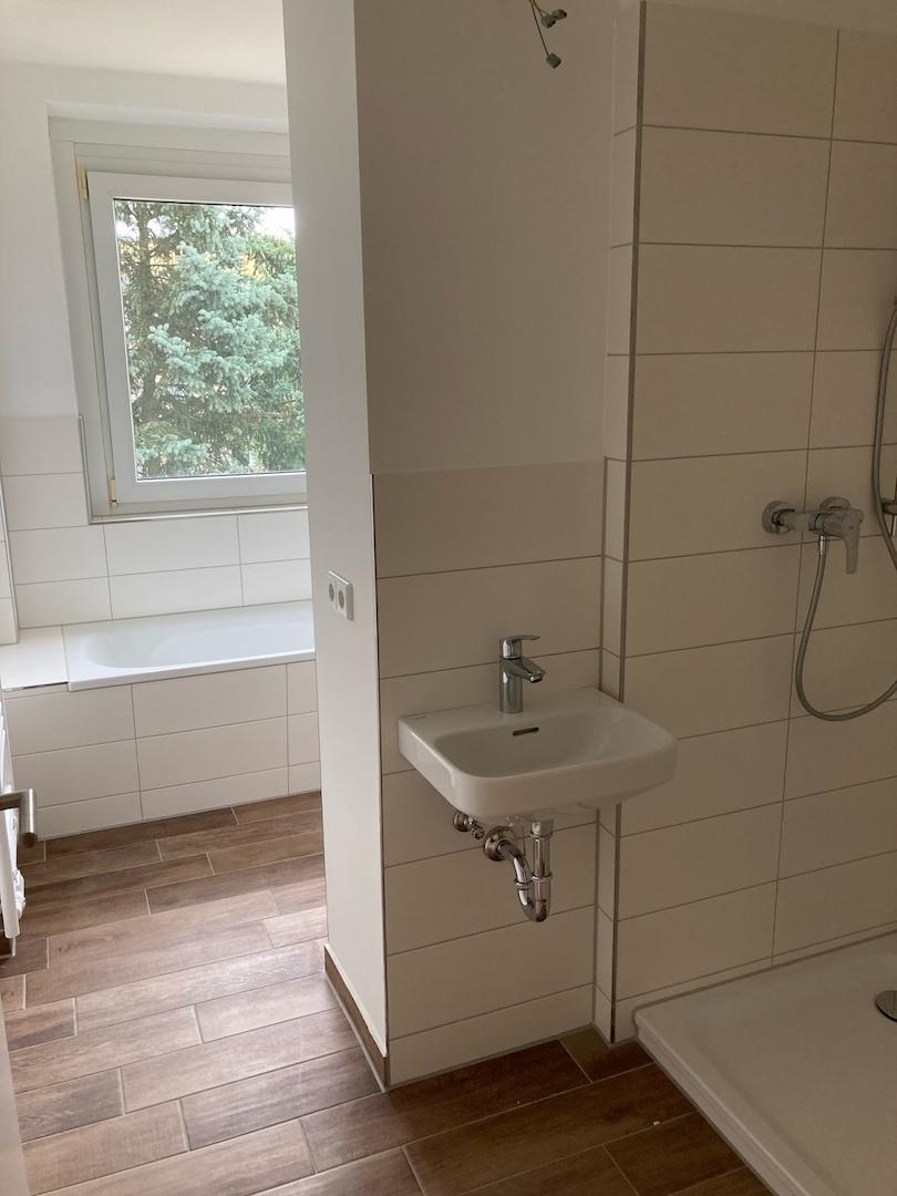 Beispiel Bad mit Dusche und Wanne