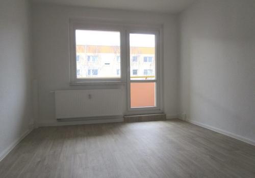 Wohnzimmer mit Zugang zum Balkon