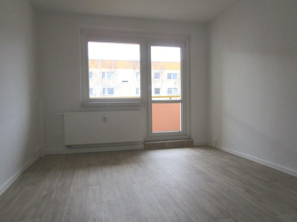 Wohnzimmer mit Zugang zum Balkon