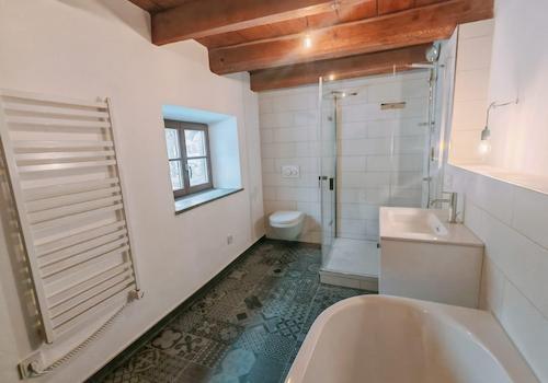 Bad mit Dusche/Badewanne 1. OG