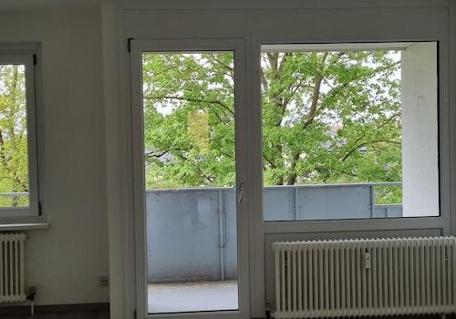 Wohnzimmer mit Balkon