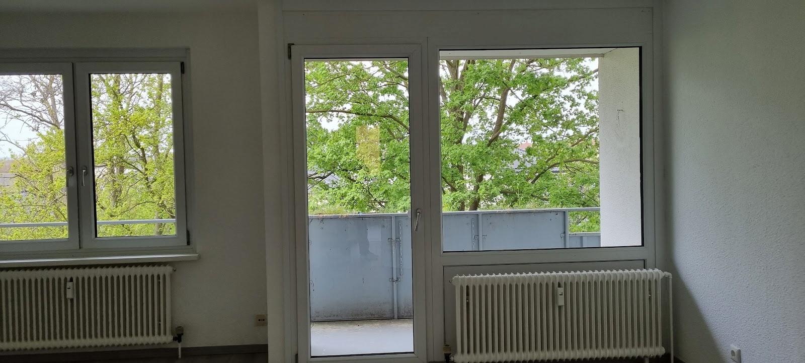 Wohnzimmer mit Balkon