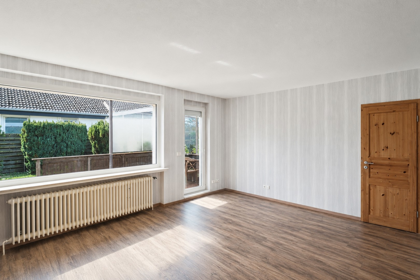 Wohnzimmer mit Zugang zur Ter