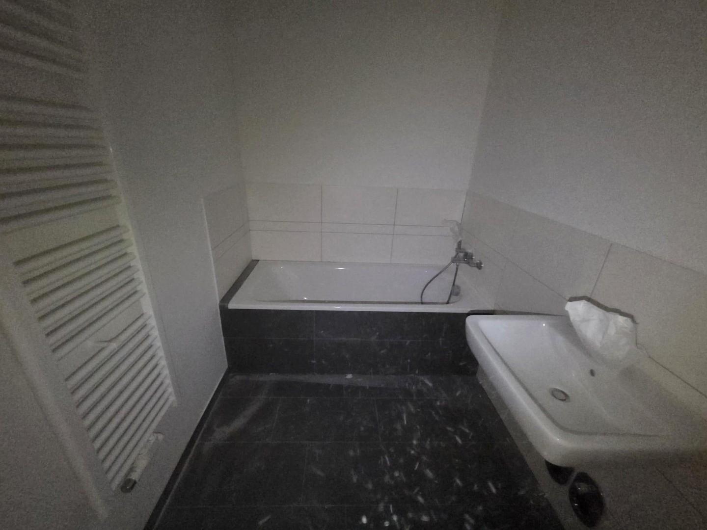 Bad (mit Dusche)