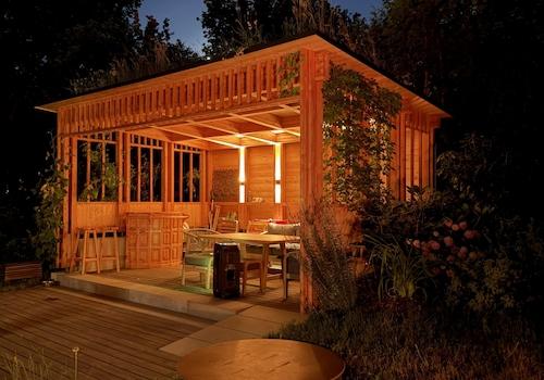 Evening Garden Lounge